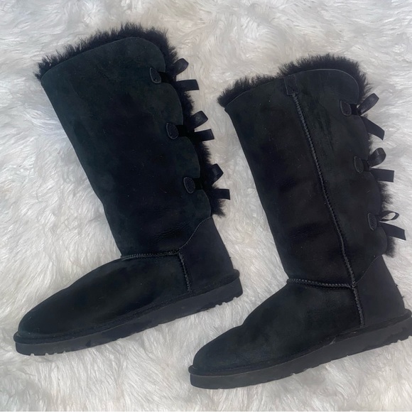 Uggs size 9 Bailey bow boots - Picture 2 of 3